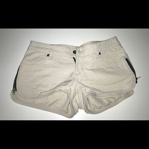 Beige short with zipper